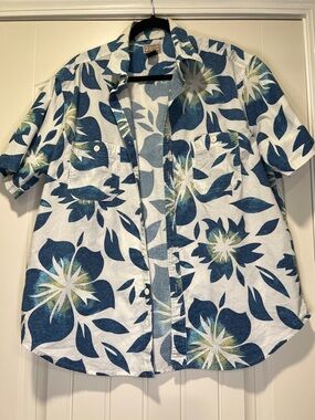 Arizona Jean Company White and Blue Floral Short-Sleeve Button-Down Shirt